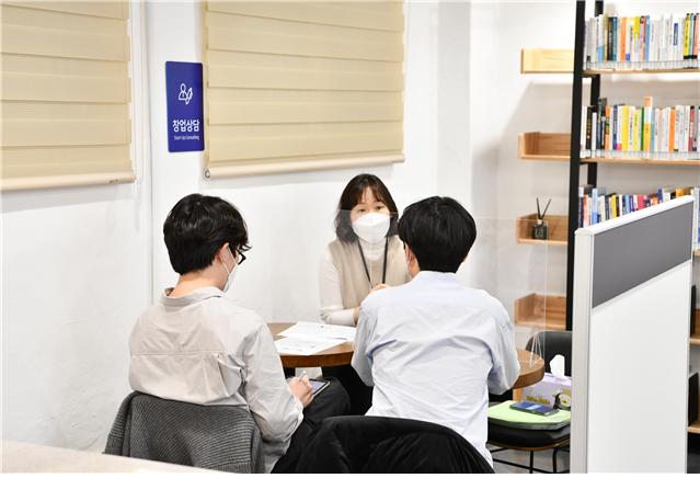 중랑구 '서울창업카페 상봉점'에서 예비창업자를 대상으로 '창업 기초멘토링'을 실시하고 있다