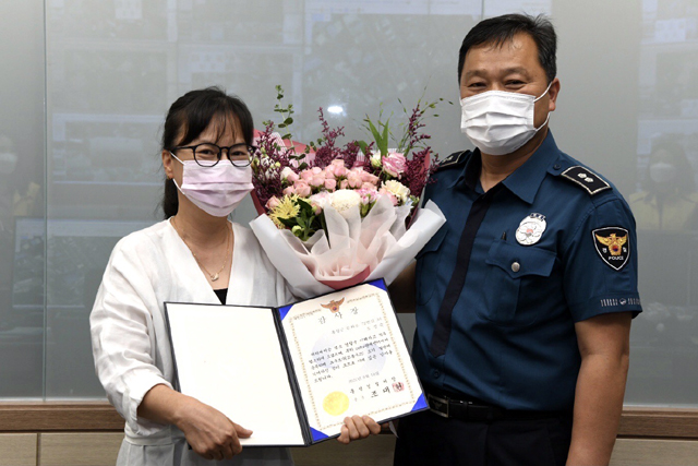 왼쪽부터 CCTV 관제원 모경숙 , 조대현 홍성경찰서장