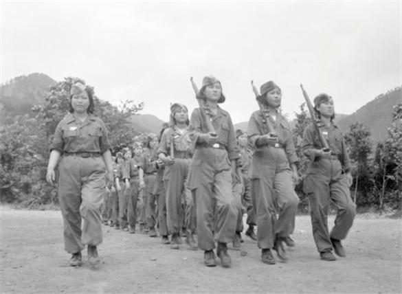 625 전쟁 당시 모집된 여성 의용군 대원들의 사격 훈련 모습       국가기록원 사진