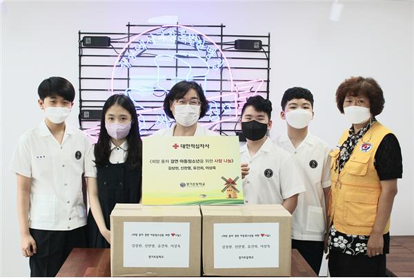 취약계층 아동청소년 세대를 위해 물품을 기부한 이상욱, 유건희, 신찬열, 김상헌 학생(왼쪽부터)