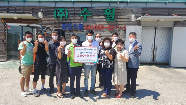 천안시 자원봉사센터가 취약계층을 위한 김치 전달식을 열었다