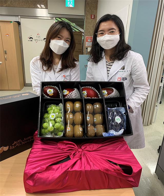(주)SR이 지원한 과일세트를 받은 서울 서남병원 의료진
