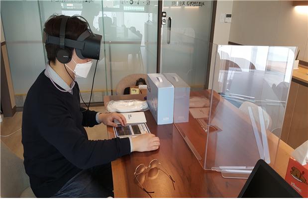 ‘서초 AI/VR 면접컨설팅관’을 이용하고 있는 청년