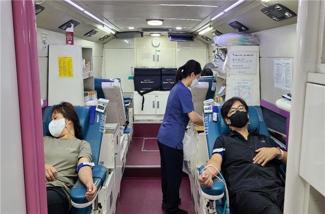 강북구청 직원들의 헌혈하고 있는 모습
