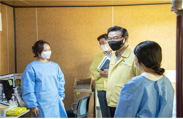 성장현 구청장이 15일 용산역 임시선별진료소를 찾아 의료진들의 로사항을 듣고 노고를 격려하고 있다