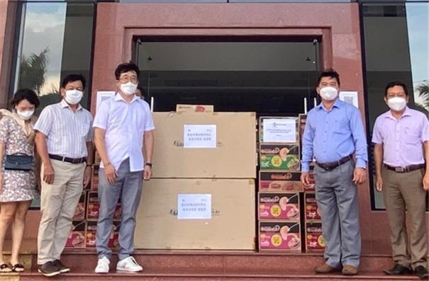지난달 25일 윤성배 용산구 국제교류사무소장(왼쪽 세번째)이 베트남 퀴논시에 마스크 4000개를 전달했다. 이달은 전달식 없이 물품만 보냈다