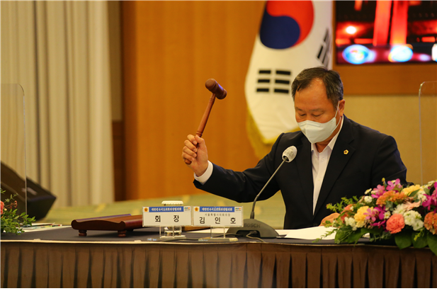 17대 후반기 회장에 선출된 김인호 서울시의회 의장