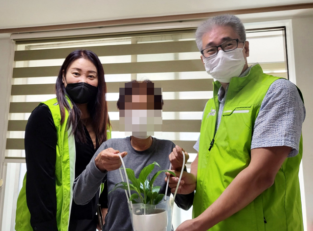 천안시 병천면 행복키움지원단이 13일 ‘반려식물과 함께하는 노인심리 지원 사업을 진행하고 있다 