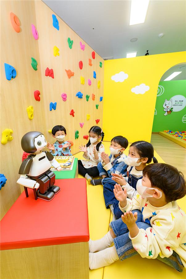 첨단 인공지능(AI) 로봇 '리쿠'가 들려주는 구연동화를 듣고 있는 아이들