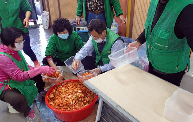 천안시 신안동 남·여새마을협의회가 저소득층을 위해 직접 만든 반찬과 준비한 마스크를 전달했다
