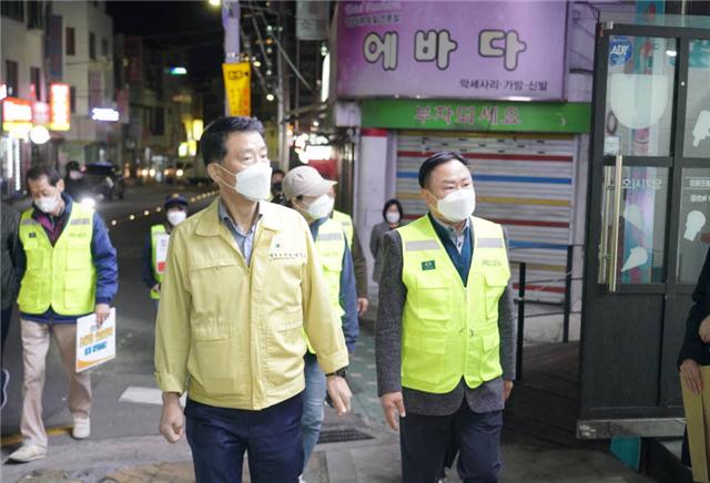이승로 구청장(왼쪽), 김일영 성북구의회 의장(오른쪽)과 주민들이 민관합동 장위동 불법유해업소 단속에 나섰다