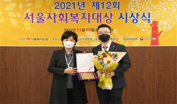 양기열 의원(오른쪽)이 서울사회복지대상을 수상하고 기념 촬영을 하고 있다. (왼쪽 남인순 국회 보건복지위원)