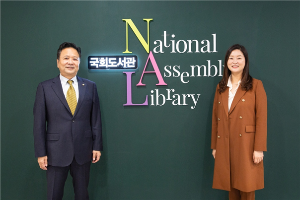 왼쪽 현진권 국회도서관장, 오른쪽 양리리 서대문구의회 의원