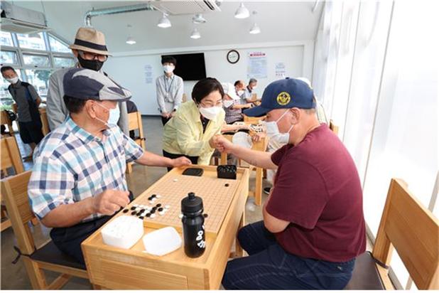 김미경 구청장(가운데)이 은평춘당에서 어르신들과 인사를 하고 있다