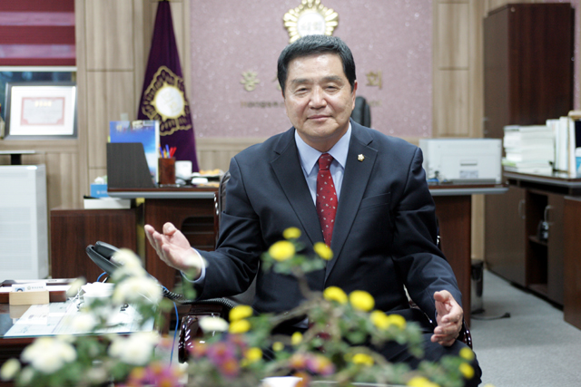 이선균 홍성군 의회 의장                                                장대근 기자 사진
