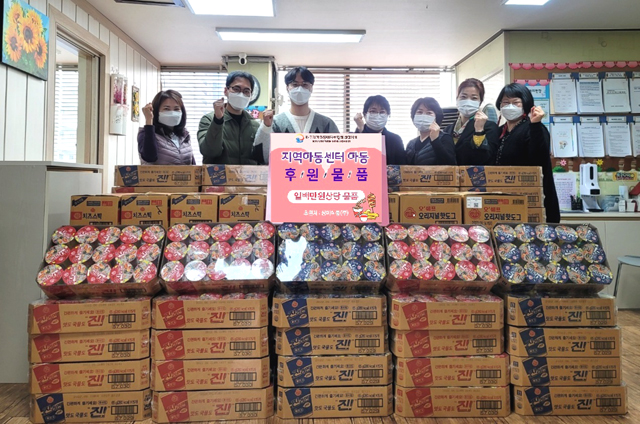 (주)상미식품이 천안초원지역아동센터에 후원물품 전달하며 기념촬영 모습