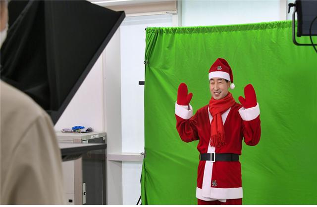 문석진 구청장이 지난29일 구청 소회의실에서 산타 복장을 하고 ‘서대문 키워드 뉴스’를 진행하고 있다