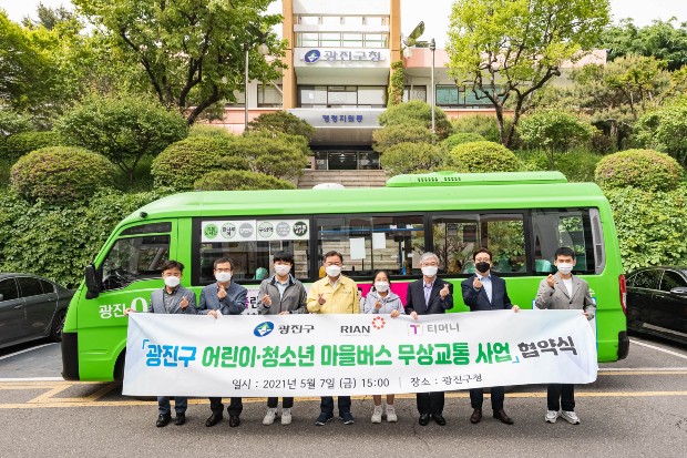 김선갑 구청장(왼쪽 4번쨰)이 지난5월 '마을버스 무상교육 사업 협약식'에서 관계자들과 기념촬영하고 있다