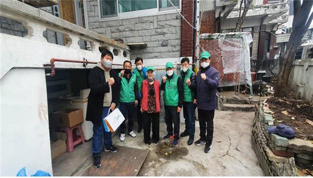 ​​성북구 장위3동 새마을지도자협의회 저소득층 가구 주거환경개선 집수리봉사에 나섰다
