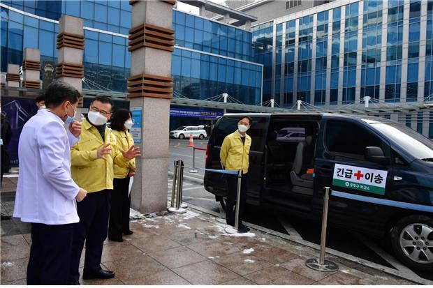 류경기 구청장이 서울의료원 코로나19 외래진료센터 앞에서 의료진과 함께 랑랑카를 살펴보고 있다