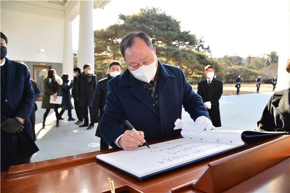 방명록에 서명하고 있는 김인호 의장