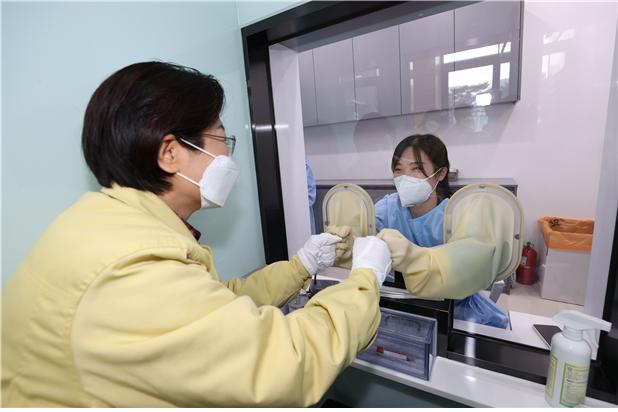김미경 구청장(왼쪽)이 리모델링된 상시 선별진료소에서 의료진을 격려하고 있다