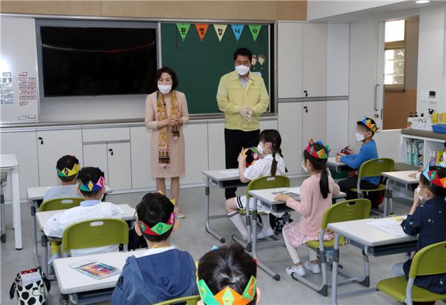 지난해 5월 지역 내 초등학교에 방문해 등교지도 중인 박준희 구청장
