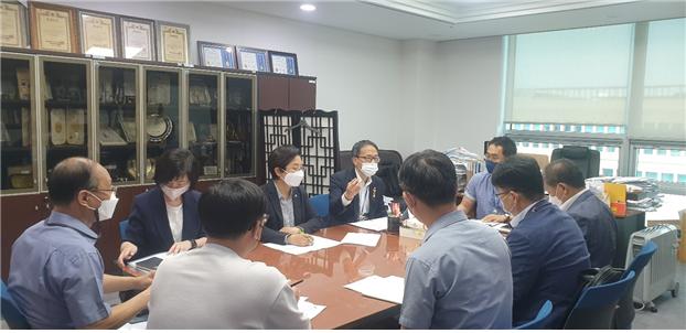 지난해 8월 김미경 구청장, 박주민 의원 등이 신사고개역 신설관련 관계자 회의를 진행하고 있다