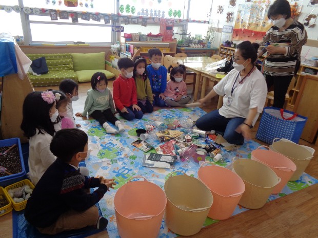 금나래어린이집에서 놀이를 통해 자원순환 교육을 하고 있다.