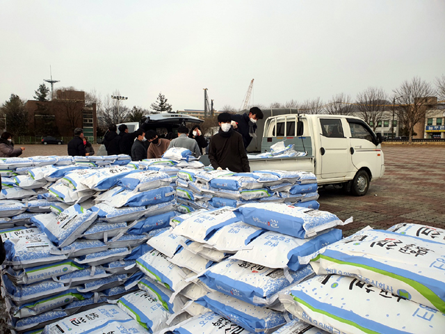 현대오일뱅크가 어려운 이웃을 위한 쌀 10kg 1,407포를 천안시에 지정 기탁했다