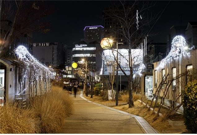 ‘겨울빛축제’가 진행 중인 경의선 책거리 모습