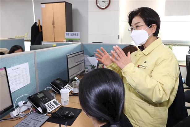 김미경 구청장이 재택치료전담반에서 관리 현황을 점검하고 있다