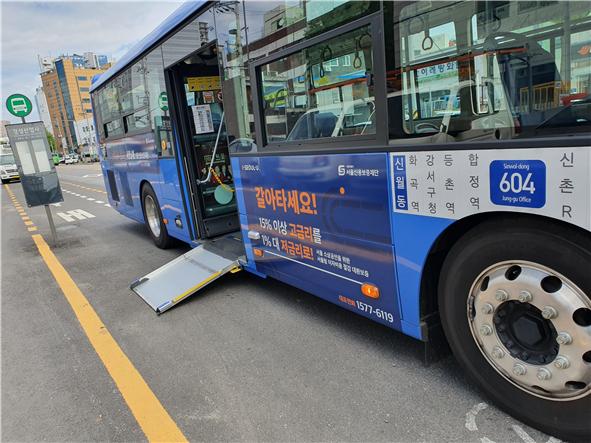 서울시는 올해만 저상버스를 511대까지 늘려 74.8%까지 증진 시킬 계획이다