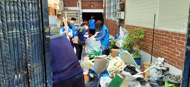 자원봉사자들이 청소하며 폐기물을 처리하는 모습