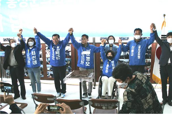 문병오 의원이 참석자들과 기념 촬영을 하고 있다. (왼쪽 3번째 오배근 홍성군수 후보)