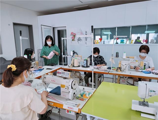 숭인1동 동네배움터에서 나만의 DIY소품 만들기 프로그램에 참여한 주민들
