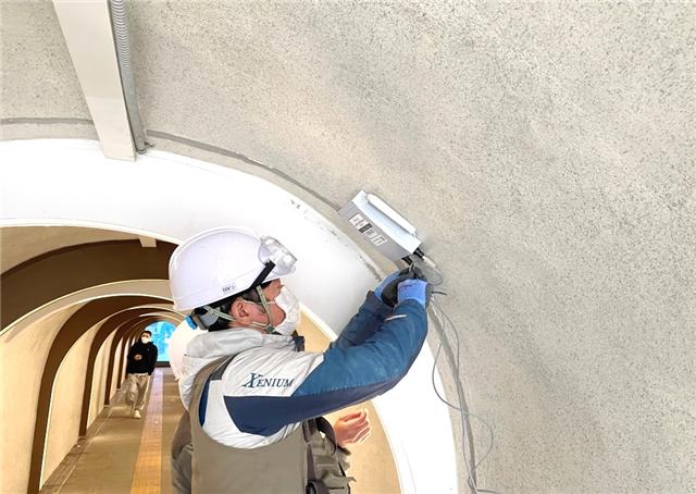 지난 3월 남산3호터널 앞 지하보도에 작업자가 IOT 계측센서를 설치하고 있다