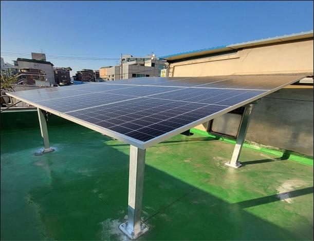 주택 옥상에 설치된 태양광 미니발전소