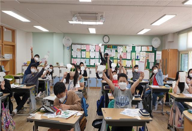 강남구가 초등학교로 ‘찾아가는 아동권리교육’을 실시하고 있다