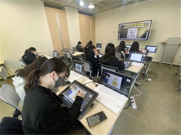 방정환교육지원센터에서 학생들이 디지털 드로잉 체험 수업을 받고 있다