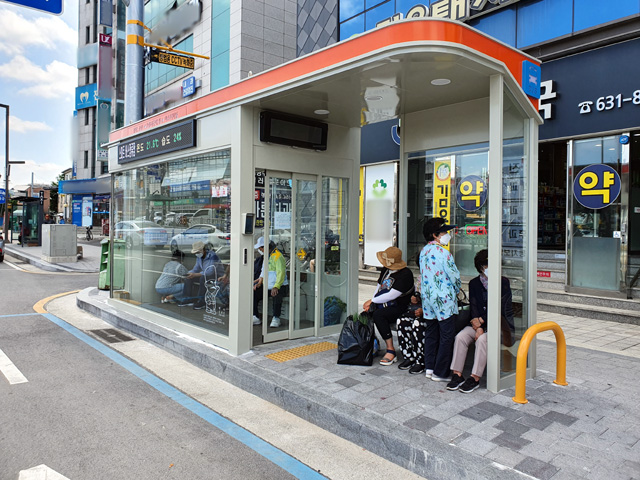 홍성읍 오관지구대 앞 스마트 버스정류장 모습