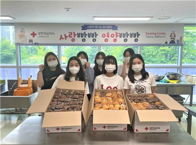 대한적십자사 인천지사 SNS 기자단이 취약계층 어르신을 위한 제빵봉사활동을 펼쳤다