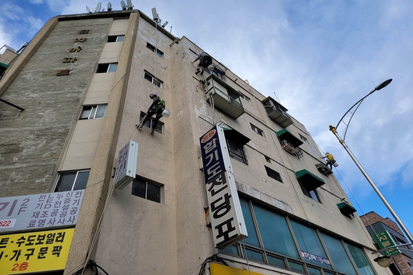 효자아파트 외벽 보수중인 모습