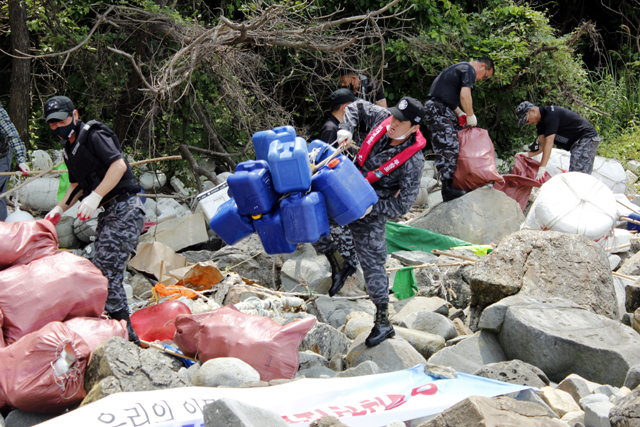 힘겹게 해양쓰레기 수거하고 있는 대한민국특수임무유공자회원들 모습