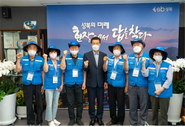 이승로 구청장(가운데)과 성북구 2022년 아파트 어르신보안관들이 기념촬영하고 있다