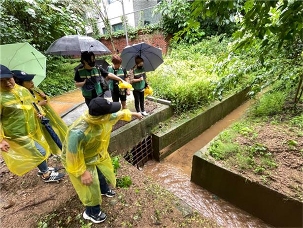 은평구 여성민원대가 폭우 속에서 장마철 안전취약지를 점검하고 있다