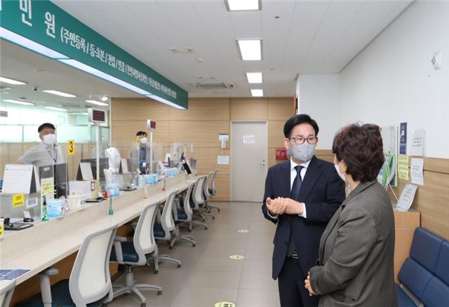 지난1일 합정동 주민센터를 방문한 박강수 구청장