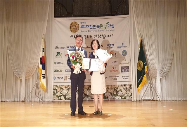 강동구가 ‘제17회 대한민국 환경대상’ 시상식에서 공공부문 도시농업 분야 대상을 수상했다