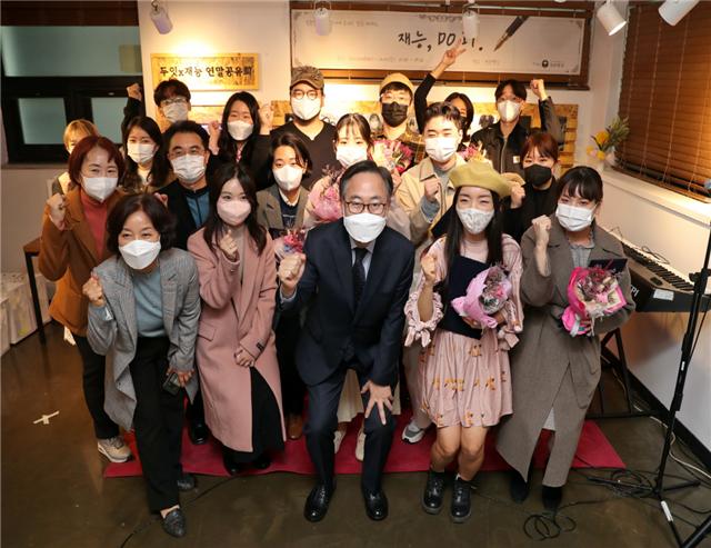 유성훈 구청장(가운데)이 지난해 11월 청춘삘딩에서 개최된 성과공유회에서 청년활동 지원사업 참여자들과 기념촬영하고 있다