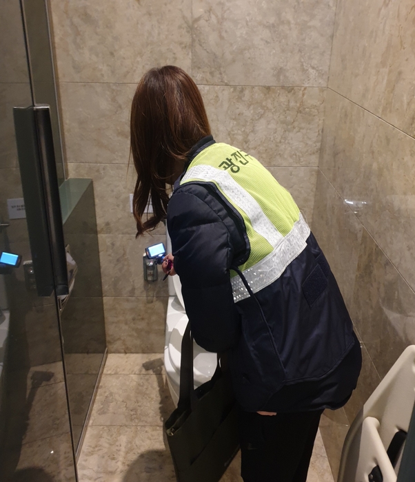 화장실 내 불법 촬영 점검 중인 모습